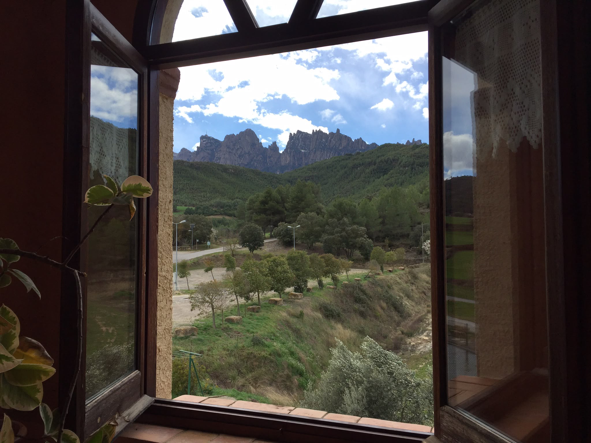 Vistes de Montserrat des de la finestra de Can Font